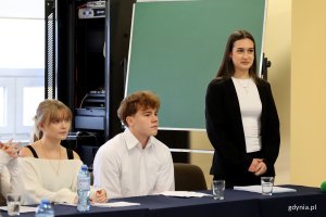 Debata Oksfordzka z tezą: „Szkoła częściej narusza prawa dziecka, niż je chroni”, na zdjęciu uczniowie klasy III A z IALO w Gdyni (fot. Katarzyna Balcerzak)