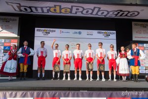 Reprezentacja Polski na 83. Tour de Pologne podczas prezentacji na scenie multimedialnej