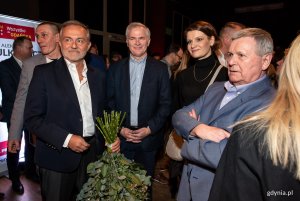 W wieczorze wyborczym w sztabie Aleksandry Dulkiewicz uczestniczyli m.in.: prezydent Gdyni Wojciech Szczurek, wiceprezydent Gdyni Katarzyna Gruszecka-Spychała i senator Sławomir Rybicki // fot. Dawid Linkowski 