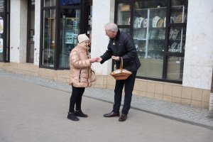 Breloczki z kaszubskim motywem rozdawał senator RP Sławomir Rybicki