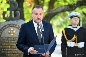 Wiceprezydent Gdyni Tomasz Augustyniak. Dzień Polskiego Państwa Podziemnego – uroczystości z okazji 86. rocznicy jego utworzenia pod Pomnikiem Armii Krajowej w Gdyni (fot. Michał Puszczewicz)