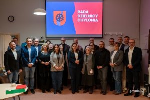 Obrady Rady Dzielnicy Chylonia. Wsp&oacute;lne zdjęcie przedstawicieli Rady Dzielnicy, prezydent Gdyni oraz urzędnik&oacute;w. (fot. Natalia Kawalerowicz)