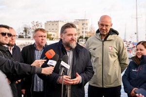 Wizyta ministra sportu w Gdyni. Konferencja prasowa, przemawia Tadeusz Szemiot, przewodniczący Rady Miasta Gdyni. (fot. MSiT)