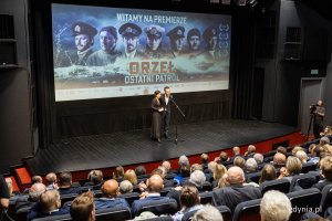Gdyńska premiera filmu „Orzeł. Ostatni patrol”. Publiczność i prowadzący w sali kinowej Gdyńskiego Centrum Filmowego