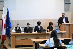 Na zdjęciu: przewodniczący Rady Miasta Tadeusz Szemiot wraz z prezydium Młodzieżowej Rady Miasta (fot. Michał Puszczewicz)