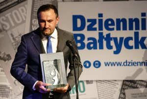 Tomasz Augustyniak ze statuetką Człowieka Roku 2020 "Dziennika Bałtyckiego" // fot. Anna Rezulak