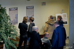 Goście zaproszeni na inaugurację wystawy w sądzie przyglądający się ekspozycji 