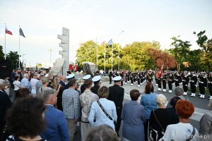 Żołnierze Marynarki Wojennej i uczestnicy uroczystego apelu z okazji Święta Morza zgromadzeni na skwerze Kościuszki pod pomnikiem Polski Morskiej