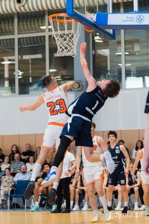 Koszykarze na boisku w trakcie meczu