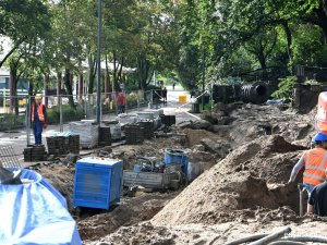 Prace ziemne na ekspozycji plenerowej Muzeum Marynarki Wojennej mające na celu przygotowanie stanowiska dla okrętu podwodnego