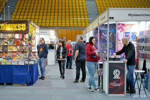 Uczestnicy Targ&oacute;w Książki w Gdyni odwiedzający stoiska wydawc&oacute;w 