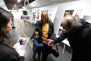 Wernisaż wystawy pokonkursowej "Zakupy z ludzką Twarzą". Nagrodę odbiera Monika Michałek. Fot. Jacek Debis / ARG