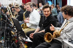 Muzycy z orkiestry, sekcja dęta  