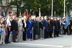 W uroczystym apelu z okazji Święta Morza uczestniczyli m.in. posłanka Wioleta Tomczak, senator Sławomir Rybicki, wicewojewoda pomorski Emil Rojek, prezydent Gdyni Aleksandra Kosiorek, Mariola Śrubarczyk-Cichowska - wiceprzewodnicząca Rady Miasta Gdyni, radna miasta Agnieszka Tokarska, przedstawiciele Marynarki Wojennej i mieszkańcy