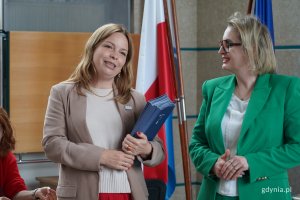 Wiceprezydentka Gdyni Oktawia Gorzeńska i Agnieszka Tokarska &ndash; wiceprzewodnicząca rady w I kadencji powitały uczestniczki spotkania(fot. Karolina Szypelt)