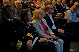 Od prawej: Mariusz Bzdęga &ndash; dyrektor zarządzający ds. kultury i aktywności mieszkańc&oacute;w, Agnieszka Baranowska &ndash; członkini zarządu wojew&oacute;dztwa pomorskiego, Hanna Wenda-Uszyńska &ndash; wnuczka inż. Tadeusza Wendy oraz prof. dr hab. inż. kpt. ż.w. Adam Weintrit &ndash; rektor Uniwersytetu Morskiego w Gdyni podczas uroczystości z okazji 50-lecia Towarzystwa Miłośnik&oacute;w Gdyni 