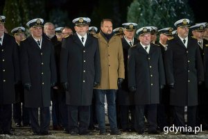 W uroczystym capstrzyku z okazji 105. rocznicy utworzenia Marynarki Wojennej wzięli udział m.in. Marek Łucyk - wiceprezydent Gdyni ds. rozwoju oraz przedstawiciele Marynarki Wojennej i Akademii Marynarki Wojennej