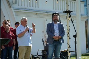 Na scenie (od prawej): Tadeusz Szemiot, przewodniczący Rady Miasta Gdyni,  Bogusław Witkowski, prezes Pomorskiego Związku Żeglarskiego i chór Zawisza Czarny