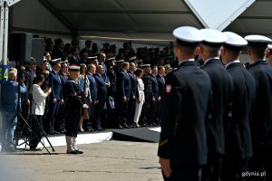 Uczestnicy uroczystości chrztu okrętu ORP &bdquo;Wicher&rdquo; zgromadzeni przy jednym z nabrzeży PGZ Stoczni Wojennej 