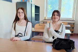 Uczniowie w galowych strojach