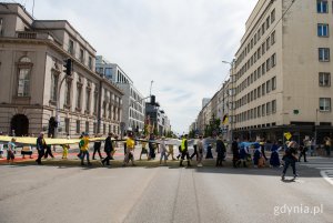 Przemarsz ulicami miasta ze stumetrową flagą kaszubską 