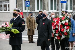 Senator Sławomir Rybicki składa kwiaty przed pomnikiem Konstytucji 3 Maja z okazji obchodów Święta Konstytucji 3 Maja // fot. Karol Stańczak