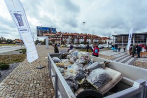 Akcja "Sprzątanie Gdyni 2018". Na pierwszym planie: kontener z zebranymi podczas akcji odpadami. (fot. Personal PR Sp. z o.o.)