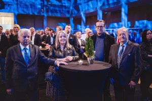Uczestnicy spotkania świątecznego Pracodawców Pomorza w Gdańskim Teatrze Szekspirowskim. Wśród nich senator Bogdan Borusewicz (pierwszy z lewej)