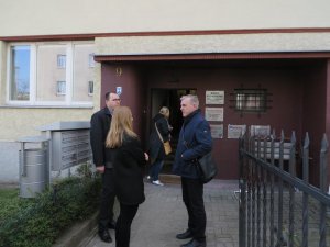 Goście z Opoczna przed wejściem do domu przy ul. Słupeckiej 9, fot.G.Pilarczyk