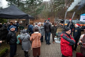 Dobrą metodę palenia w piecach prezentują w terenie strażnicy miejscy z Ekopatrolu, fot. Dawid Linkowski