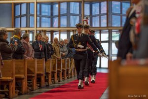 Poczet sztandarowy złożony z trzech żołnierzy wchodzący do kościoła pw. Najświętszej Maryi Panny przed mszą święta // fot. bsmt Michał Pietrzak