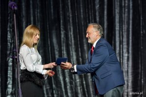 Magdalena Reńska, dyrektor zarządzająca firmy Euro Styl odbiera medal Gdynia bez barier z rąk prezydenta Wojciecha Szczurka // fot. Dawid Linkowski