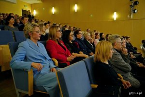 Publiczność zgromadzona w sali koncertowej Szkoły Muzycznej I i II stopnia im. Z. Noskowskiego podczas koncertu &bdquo;Muzyczny portret Gdyni&rdquo;. Wśr&oacute;d gości m.in. wiceprezydentka Gdyni Oktawia Gorzeńska, Honorata Krupka &ndash; skarbnik miasta, Iwona Tanewska &ndash; naczelnik Wydziału Edukacji Urzędu Miasta Gdyni czy Joanna Rutkowska &ndash; dyrektorka Szkoły Muzycznej I i II stopnia im. Z. Noskowskiego w Gdyni 
