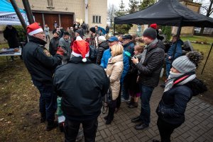 Dobrą metodę palenia w piecach prezentują w terenie strażnicy miejscy z Ekopatrolu, fot. Dawid Linkowski