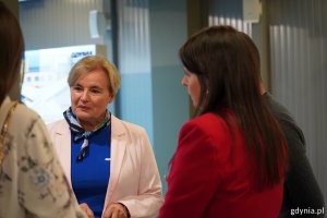 Wiceprzewodnicząca Rady Miasta Gdyni Mariola Śrubarczyk-Cichowska i radna miasta Teresa Bysewska  na spotkaniu w InfoBoksie