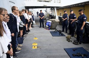 Uczniowie SP nr 26 w Gdyni zwiedzają HMS Diamond, fot. Kamil Złoch
