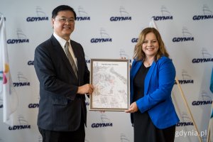 Prezydent Gdyni Aleksandra Kosiorek i  wiceprezydent Kaohsiung Lo Ta-Sheng wymieniają się pamiątkami