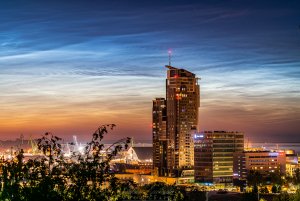 Obłoki srebrzyste uchwycone z Kamiennej Góry // fot. Oskar Lewiński (Gdynia NOCĄ - fb.com/lewinskiphotography)