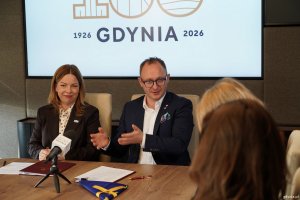 Umowę o dofinansowanie projektu podpisali m.in. Marcin Skwierawski, wicemarszałek wojew&oacute;dztwa pomorskiego i Oktawia Gorzeńska, wiceprezydentka Gdyni 