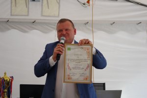 ROD im. W. Sikorskiego otrzymało II miejsce w konkursie Polskiego Związku Działkowc&oacute;w o. Pomorski "Za wzorowy Rodzinny Ogr&oacute;d Działkowy". Dyplom prezentuje sekretarz ROD Grzegorz Drozdowski