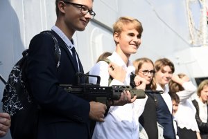 Uczniowie SP nr 26 w Gdyni zwiedzają HMS Diamond, fot. Kamil Złoch