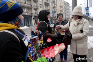 Wolontariusze zbierający datki na ul. Świętojańskiej 