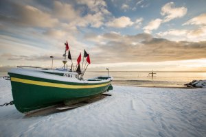 Łódka zacumowana na plaży w Gdyni Orłowie