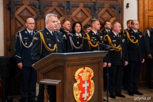 Strażacy podczas uroczystej zbiorki w Dworze Artusa w Gdańsku