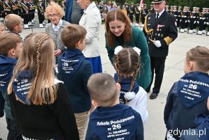 na zdjęciu dwie kobiety rozmawiają z dziećmi (fot. Magdalena Starnawska)