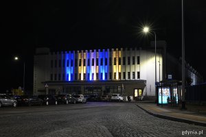 na zdjęciu budynek podświetlony w żółte i niebieskie pasy