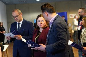  Przy jednym ze stoisk m.in. wicewojewoda pomorski Emil Rojek i prezydent Gdyni Aleksandra Kosiorek