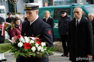 W imieniu senatora Sławomira Rybickiego wieniec składa Grzegorz Kuleta