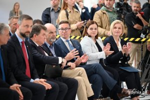 Konferencja w hali Radmoru. Na zdjęciu widoczni m.in. wicepremier Władysław Kosiniak-Kamysz, &Oslash;ystein B&oslash;, ambasador Norwegii, Krystian Chmielewski, wiceprezes ds. rozwoju biznesu w Kongsberg Defence & Aerospace, Aleksandra Kosiorek, prezydent Gdyni oraz Beata Zastawna, przewodnicząca Rady Miasta Gdyni. (fot. Łukasz Kamasz/gdynia.pl)