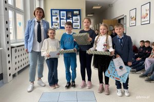 Uroczyste obchody 100-lecia Gdyni w SP 16, na zdjęciu m.in. dyrektorka szkoły Dorota Bębenek z lauretami międzyszkolnego konkursu (fot. Katarzyna Belcerzak)